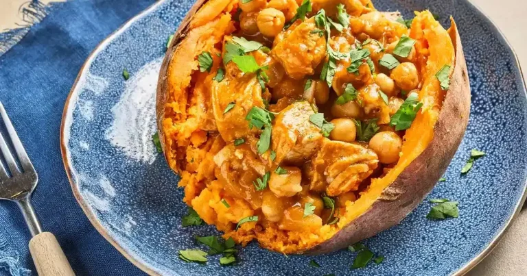 Batatas-doces recheadas com curry de frango e grão-de-bico