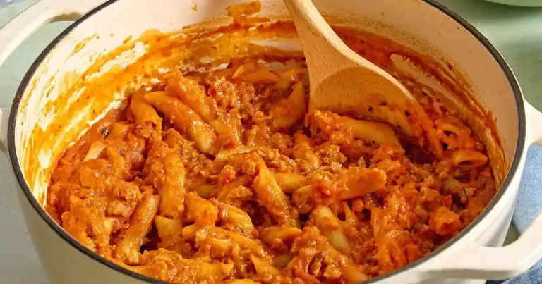 Foto da receita de Massa com Salsicha e Tomate em Uma Panela