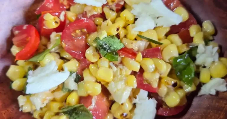 Foto da receita de Salada Fresca de Milho, Tomate e Manjericão