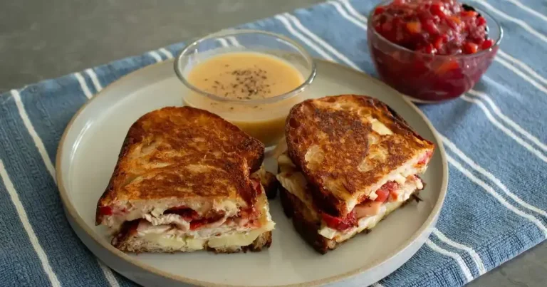Foto da receita de Sanduíche de Queijo Grelhado com Molho de Cranberry