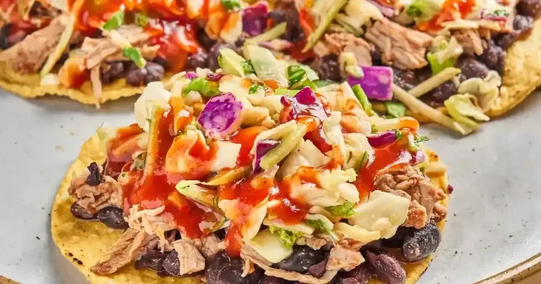 Tostadas de Porco e Feijão Preto