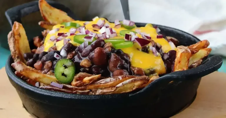 Foto da receita de Batatas Fritas com Chili Vegano e Queijo