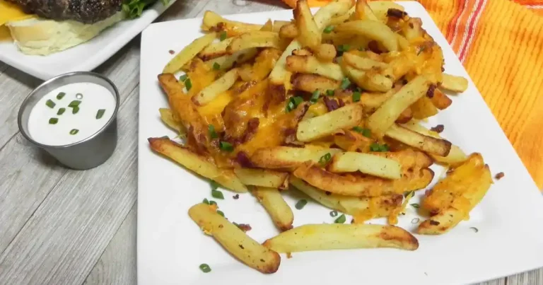 Foto da receita de Batatas Fritas com Queijo, Bacon e Molho Ranch