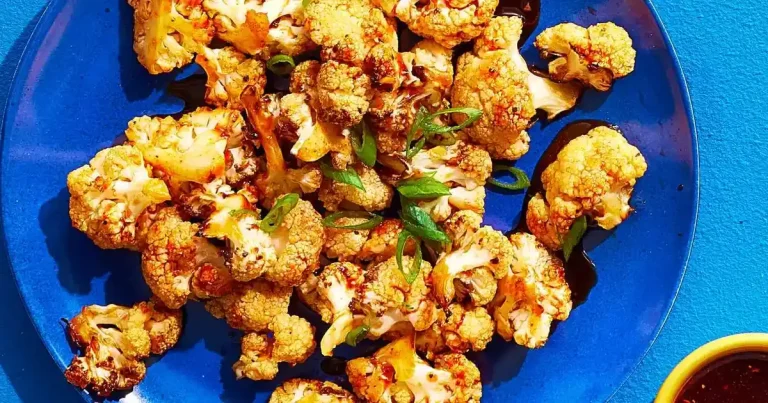 Foto da receita de Bolinho de Couve-Flor com Molho Gochujang