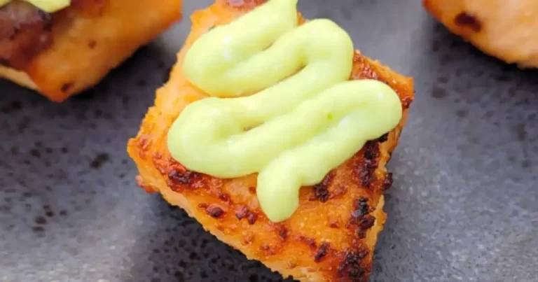 Foto da receita de Bolinho de Salmão Picante na Air Fryer com Molho de Abacate