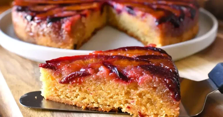 Foto da receita de Bolo de Ameixa com Amêndoas de Cabeça para Baixo