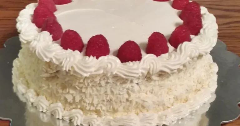 Foto da receita de Bolo de Chocolate Branco com Framboesa
