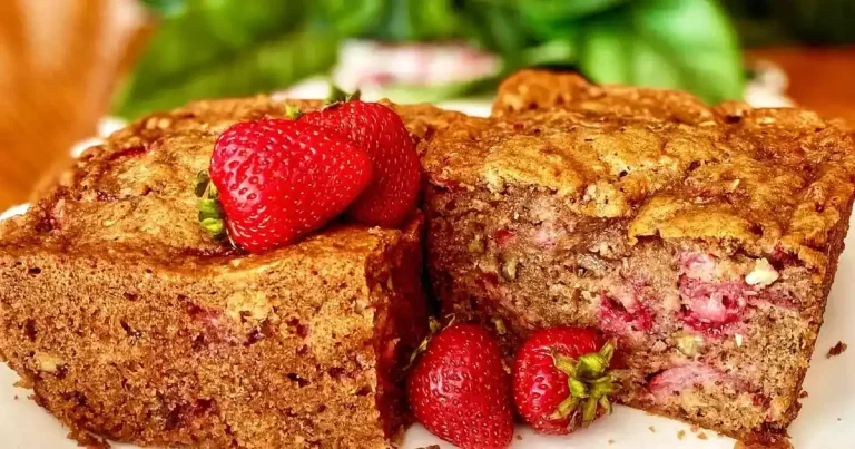 Foto da receita de Bolo de Morango com Cobertura de Cream Cheese