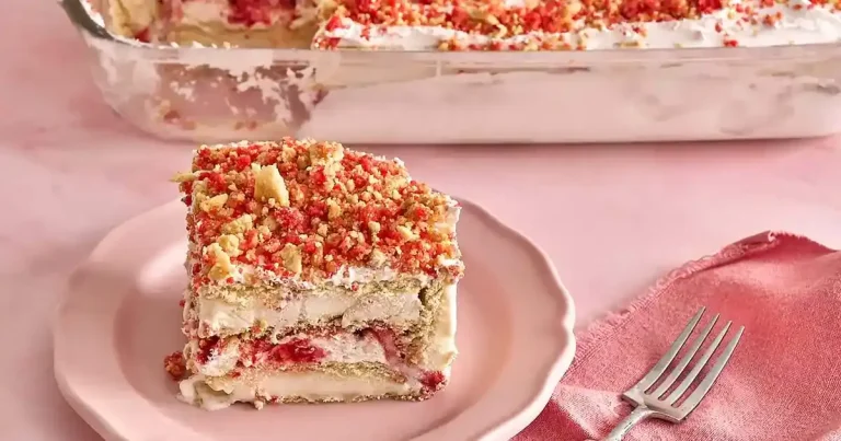 Foto da receita de Bolo de Sorvete de Morango com Biscoito