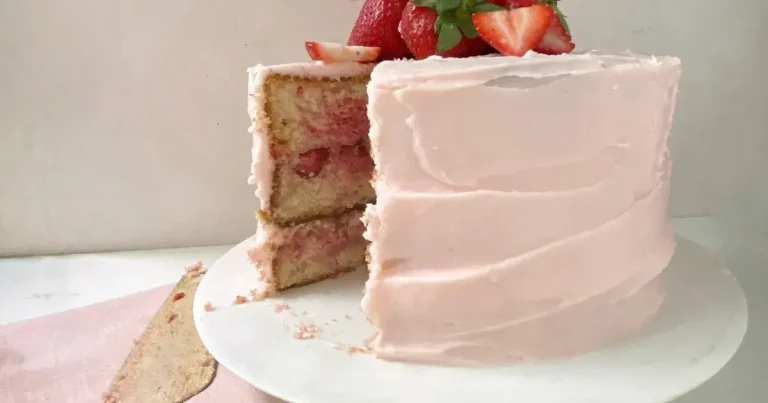Foto da receita de Bolo Mármore de Morango Fresco