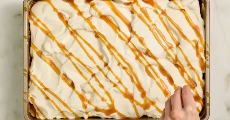 Foto da receita de Bolo Poke de Creme Irlandês com Caramelo Salgado