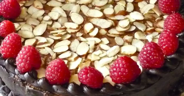 Foto da receita de Bolo Sans Rival de Chocolate e Amêndoas