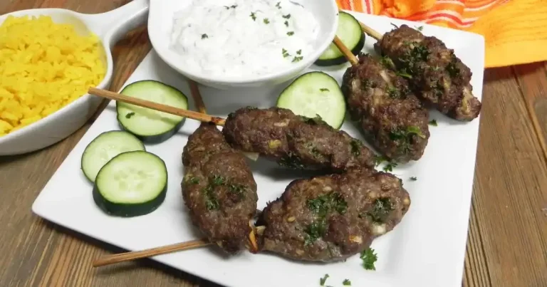 Foto da receita de Kebabs de Carne Moída na Air Fryer com Tzatziki