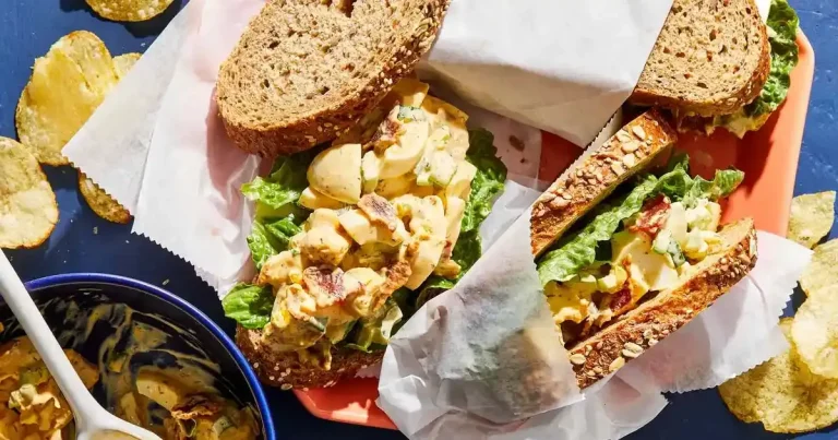 Foto da receita de Sanduíches de Salada de Ovos Recheada