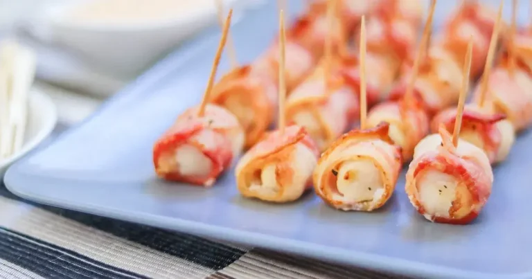 Foto da receita de Vieiras Enroladas em Bacon com Maionese de Sriracha