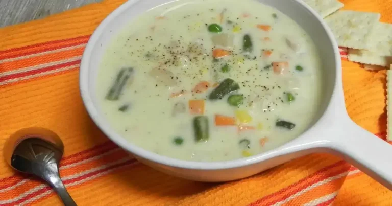 Foto da receita de Sopa Fácil de Frango com Massa de Torta