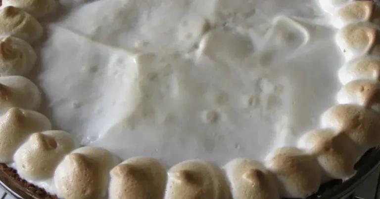 Foto da receita de Torta de Batata Doce com Cobertura de Merengue de Marshmallow