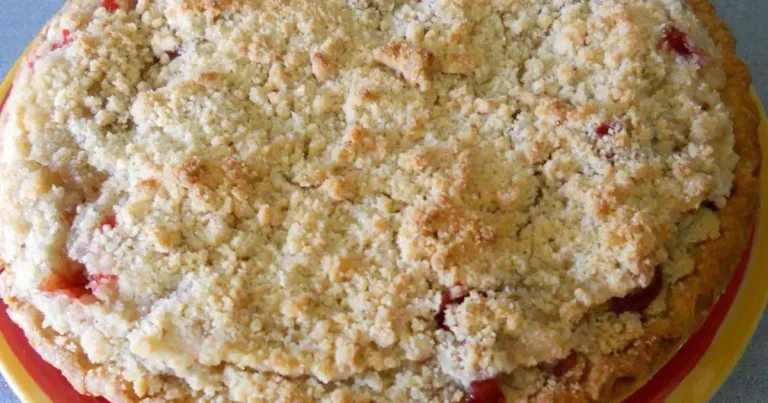 Foto da receita de Torta de Morango com Ruibarbo Coberta de Farofa