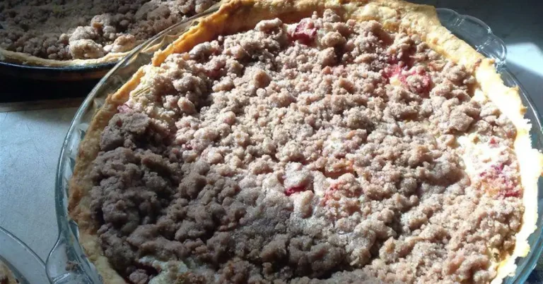 Foto da receita de Torta de Ruibarbo com Creme Azedo