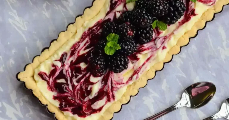 Foto da receita de Torta de Amora com Mascarpone e Crosta de Biscoito