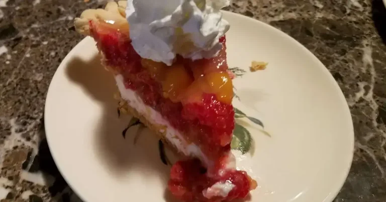 Foto da receita de Torta de Cream Cheese com Framboesa e Cobertura de Pêssego