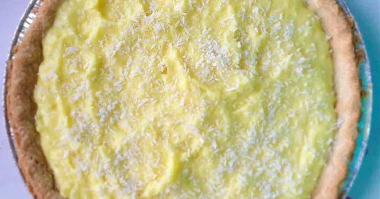 Foto da receita de Torta de Creme Azedo com Abacaxi Amassado