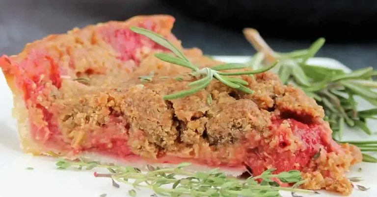 Foto da receita de Torta de Crumble de Ruibarbo com Morango e Ervas