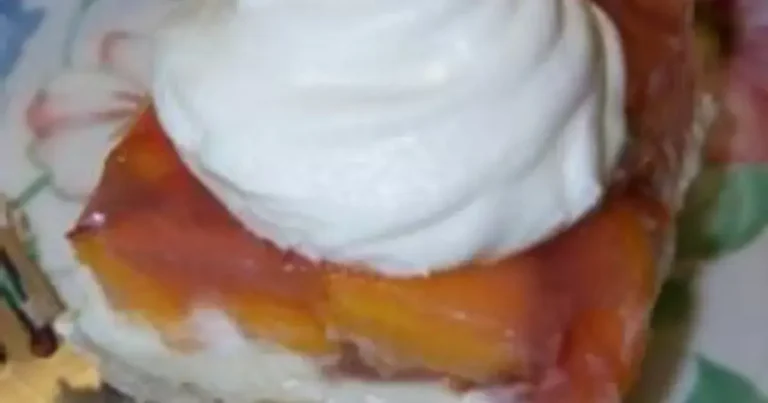 Foto da receita de Torta de Pêssego com Creme Irresistível