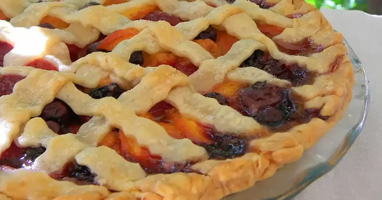 Foto da receita de Torta de Pêssego com Frutas Vermelhas
