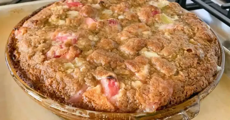 Foto da receita de Torta de Ruibarbo com Creme Azedo