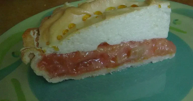 Foto da receita de Torta de Ruibarbo com Creme e Merengue