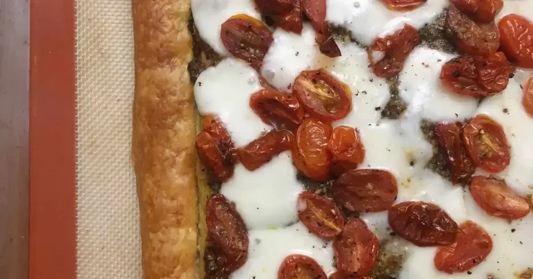 Foto da receita de Torta Folhada Caprese