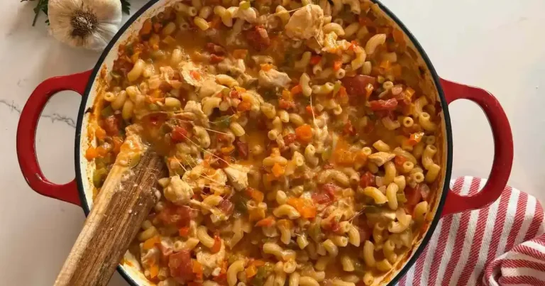 Foto da receita de Massa com Pimentão Recheado de Frango em Uma Panela