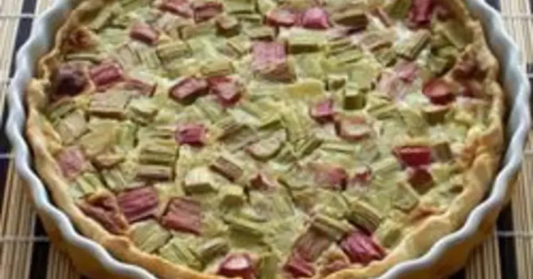 Foto da receita de Torta de Ruibarbo com Creme