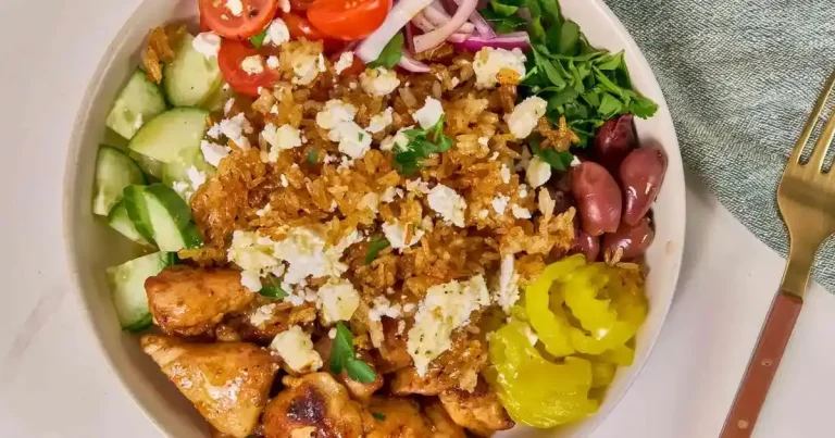 Foto da receita de Bowl de Frango com Arroz Crocante Mediterrâneo