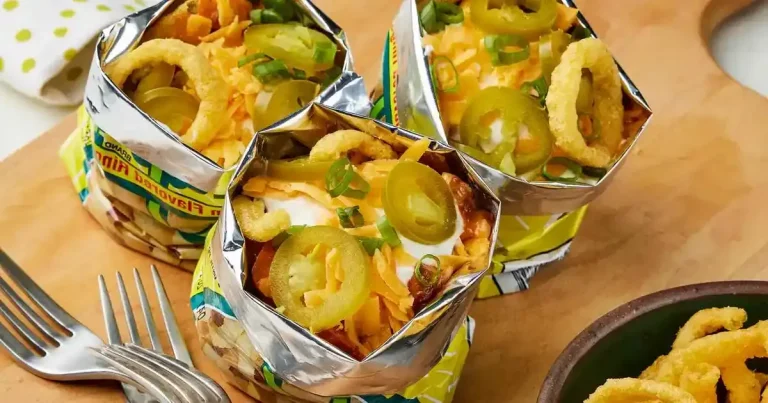 Foto da receita de Cachorros-Quentes com Chili e Queijo para Comer na Rua