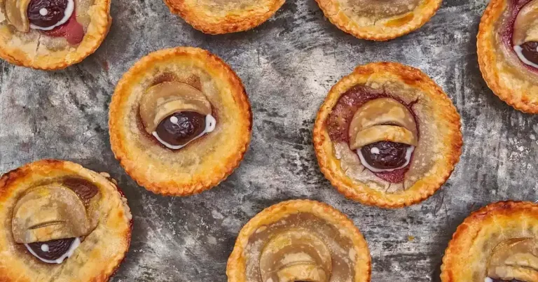 Foto da receita de Empadas de olho de cereja assustadoras