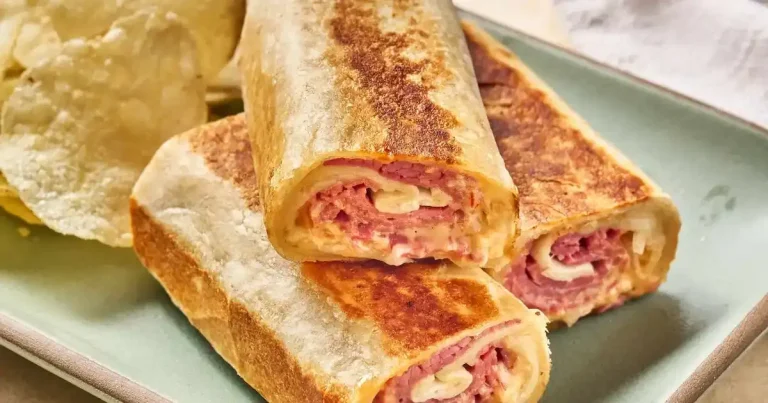 Foto da receita de Enroladinhos Quentes de Reuben