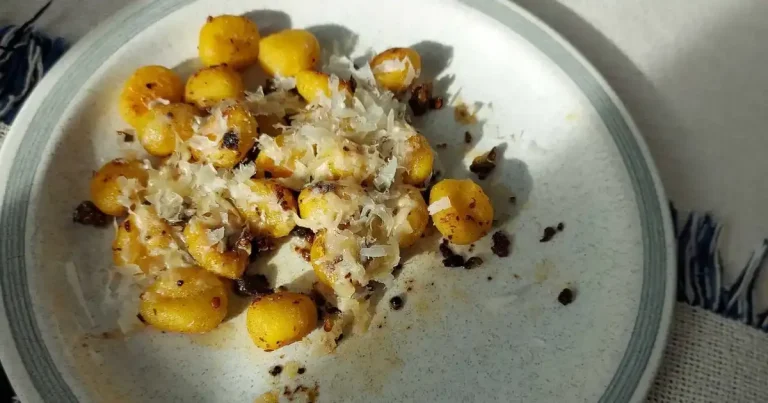 Foto da receita de Gnocchi de Manteiga com Crocante de Pimenta, Alcaparras e Parmesão