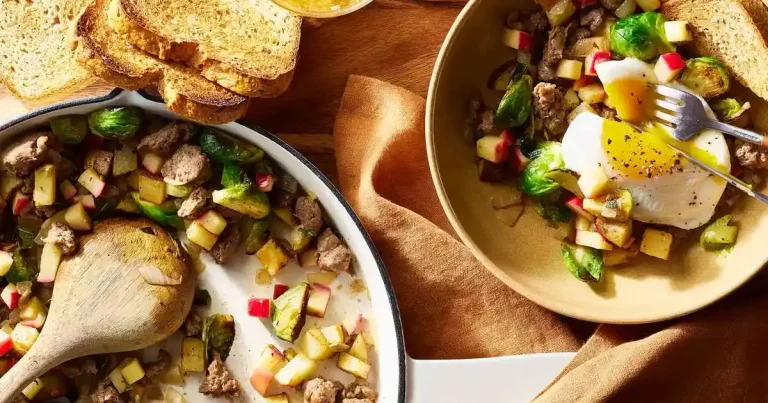 Foto da receita de Hash de Linguiça de Peru com Batata, Couve de Bruxelas e Maçã