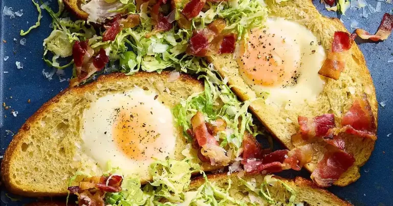 Foto da receita de Ovo na Travessa com Bacon e Salada de Couve de Bruxelas