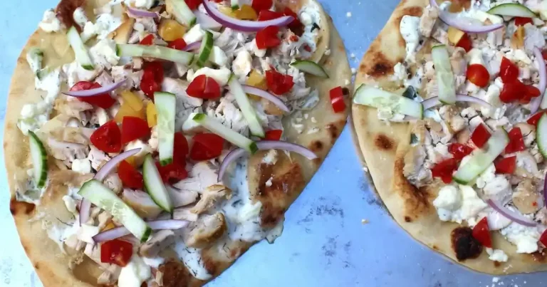 Foto da receita de Pizza Naan de Frango com Tzatziki