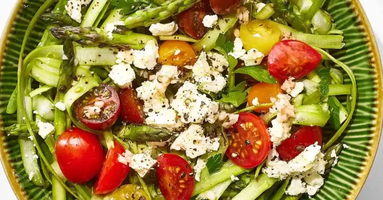 Foto da receita de Salada de Aspargos Fatiados com Feta e Tomates