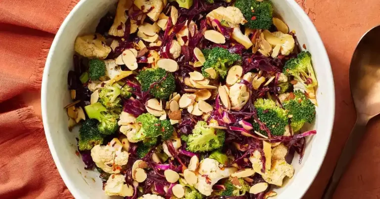 Foto da receita de Salada de Couve-Flor e Brócolis com Molho de Mel e Soja