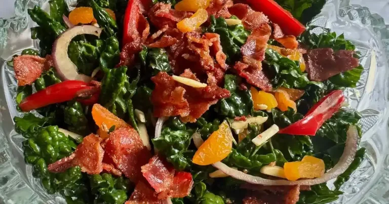 Foto da receita de Salada de Couve Lacinato com Vinagrete Morno de Bacon