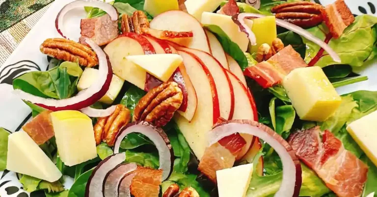 Foto da receita de Salada de Maçã, Nozes Pecan e Bacon com Vinagrete de Maple