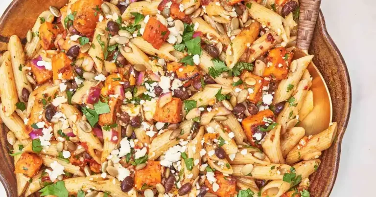 Foto da receita de Salada de Macarrão com Batata Doce e Feijão Preto