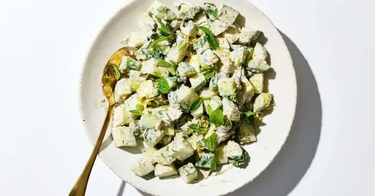 Foto da receita de Salada de Pepino com Labneh e Hortelã