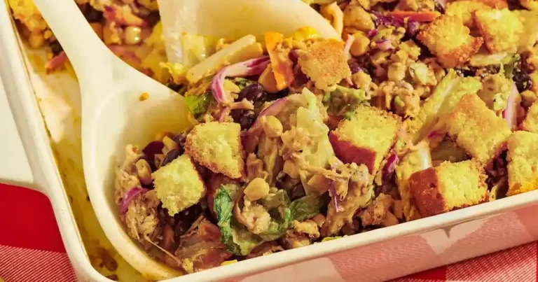 Foto da receita de Salada de Porco Desfiado com Croutons de Pão de Milho