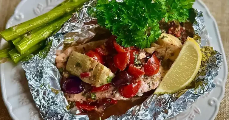 Foto da receita de Salmão Mediterrâneo Assado em Papel Alumínio